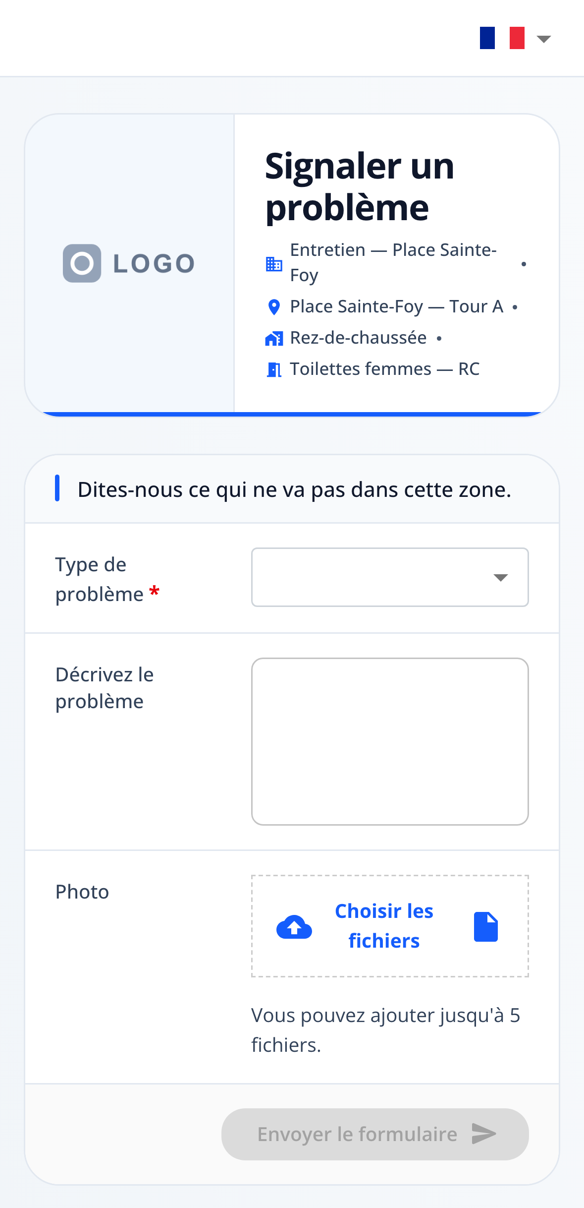Capture: formulaire « Signaler un problème » ouvert sur un téléphone après le scan de l'autocollant; logo générique, contrat, immeuble, étage et local « Toilettes femmes — RC » en en-tête, champs Type de problème, Décrivez le problème et Photo, bouton « Envoyer le formulaire ».