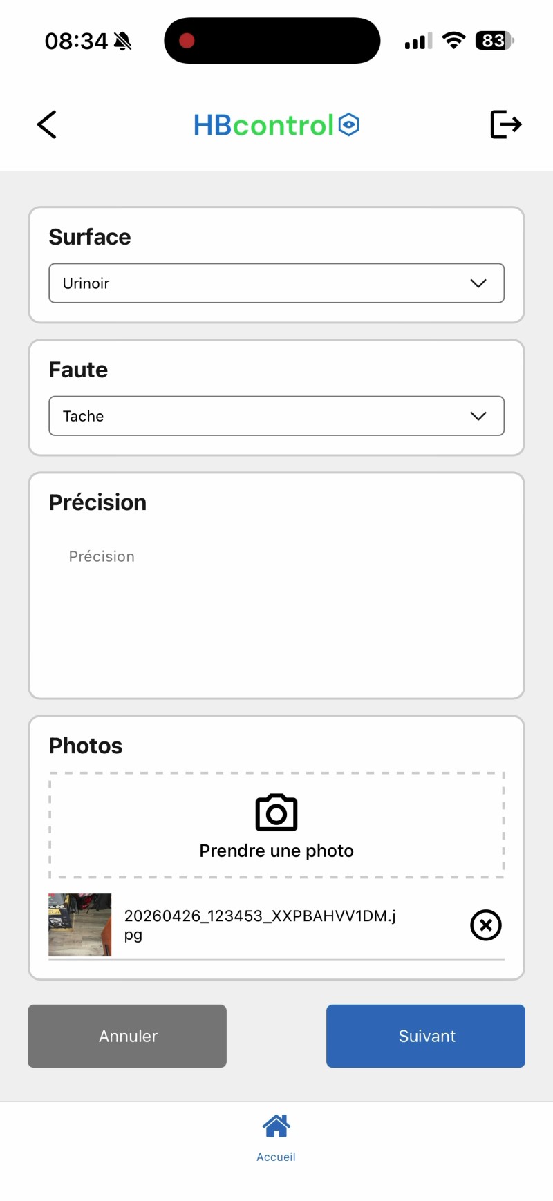 Capture: formulaire d'ajout d'une non-conformité — sélection de la Surface (Urinoir), Faute (Tache), zone Précision et photos prises sur place.