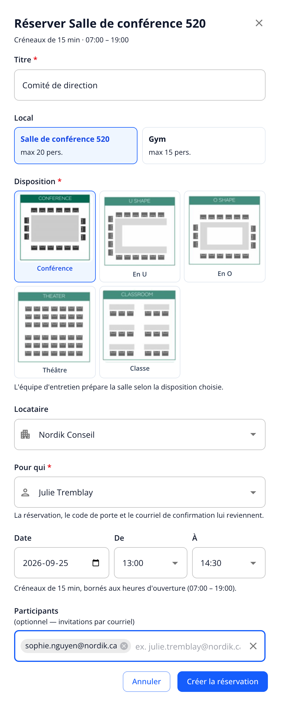 Capture: tiroir « Réserver Salle de conférence 520 »; champs Titre, Local, Disposition (Conférence, En U, En O, Théâtre, Classe), Locataire, Pour qui, Date, De, À, Participants, boutons « Annuler » et « Créer la réservation ».