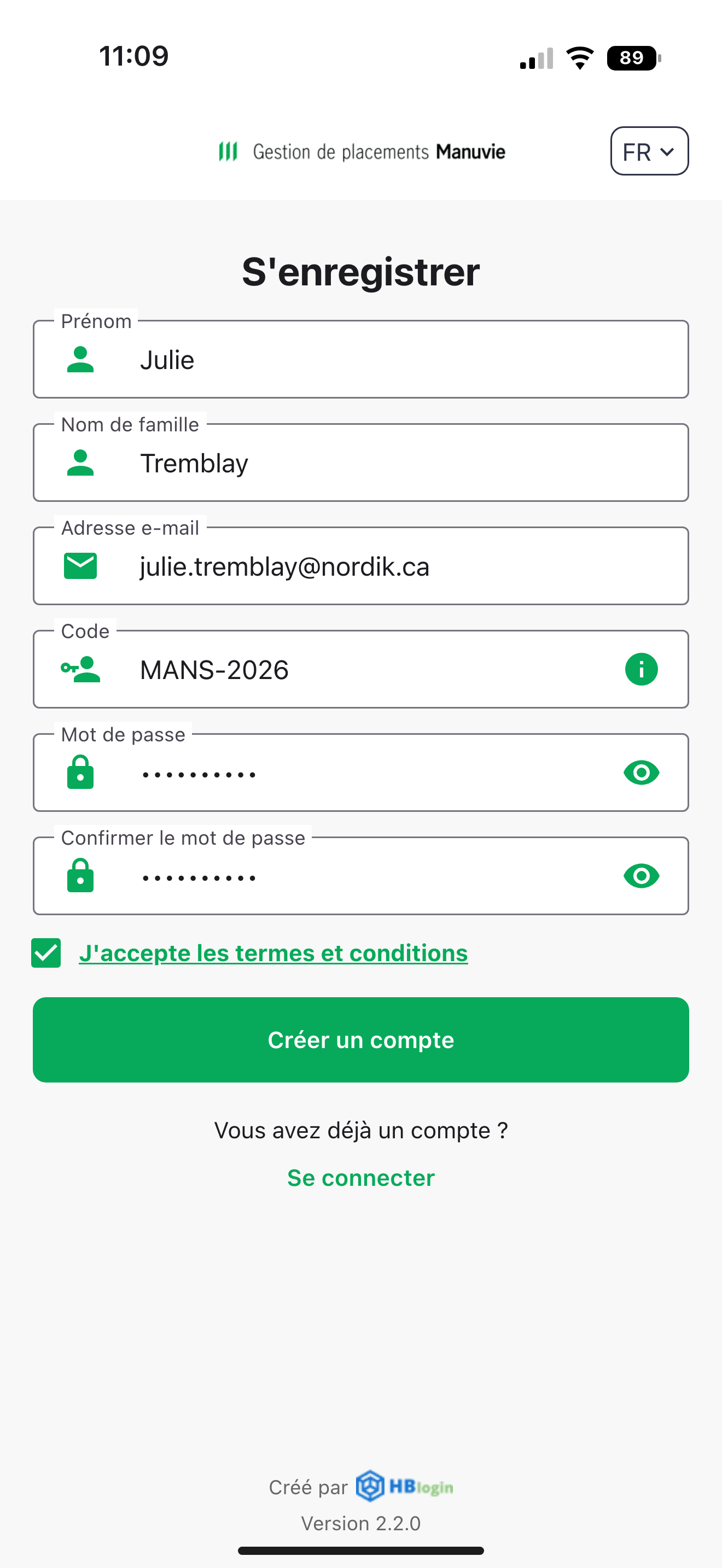 Capture: écran « S'enregistrer »; champs Prénom, Nom de famille, Adresse e-mail, Code avec icône d'information, Mot de passe, Confirmer le mot de passe, case « J'accepte les termes et conditions » et bouton « Créer un compte ».