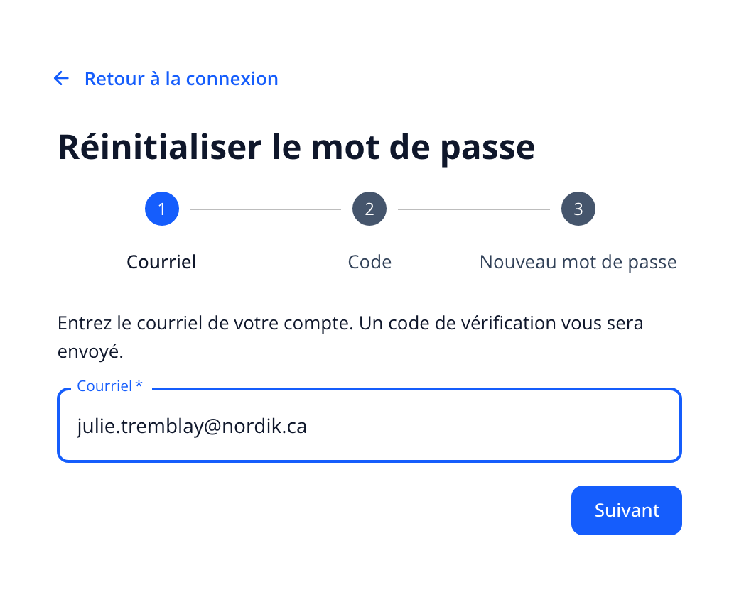 Capture: étape 1 « Courriel » de la réinitialisation du mot de passe; barre d'étapes Courriel · Code · Nouveau mot de passe, champ Courriel et bouton « Suivant ».