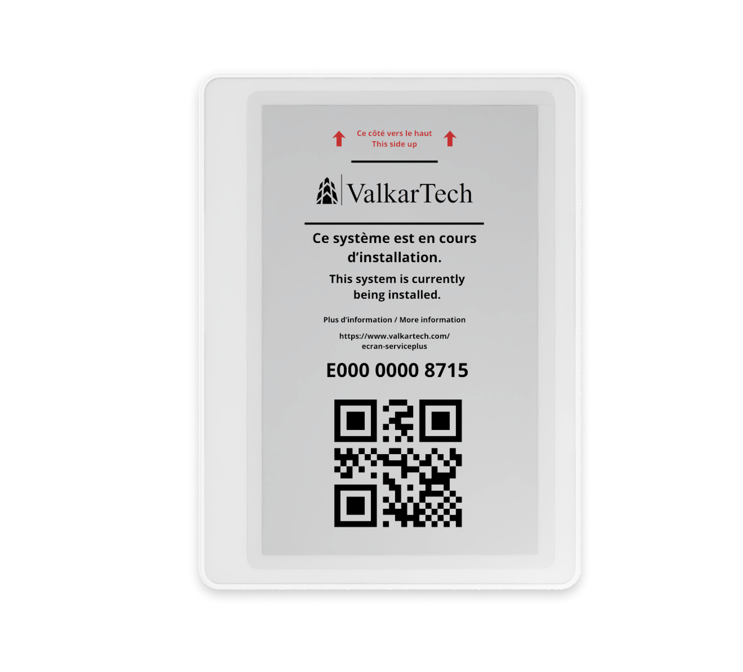 Visuel de l'écran Service+ ValkarTech à l'état initial : QR code, code MAC en lettres et message « Ce système est en cours d'installation ».