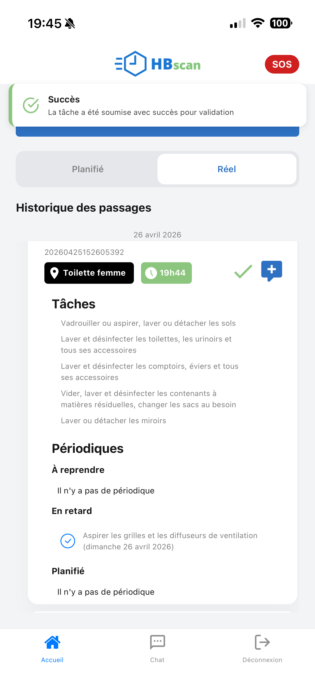 Capture: bannière verte « Succès — La tâche a été soumise avec succès pour validation » au-dessus de la carte du local, avec le périodique « Aspirer les grilles et les diffuseurs de ventilation » désormais coché dans la section En retard.