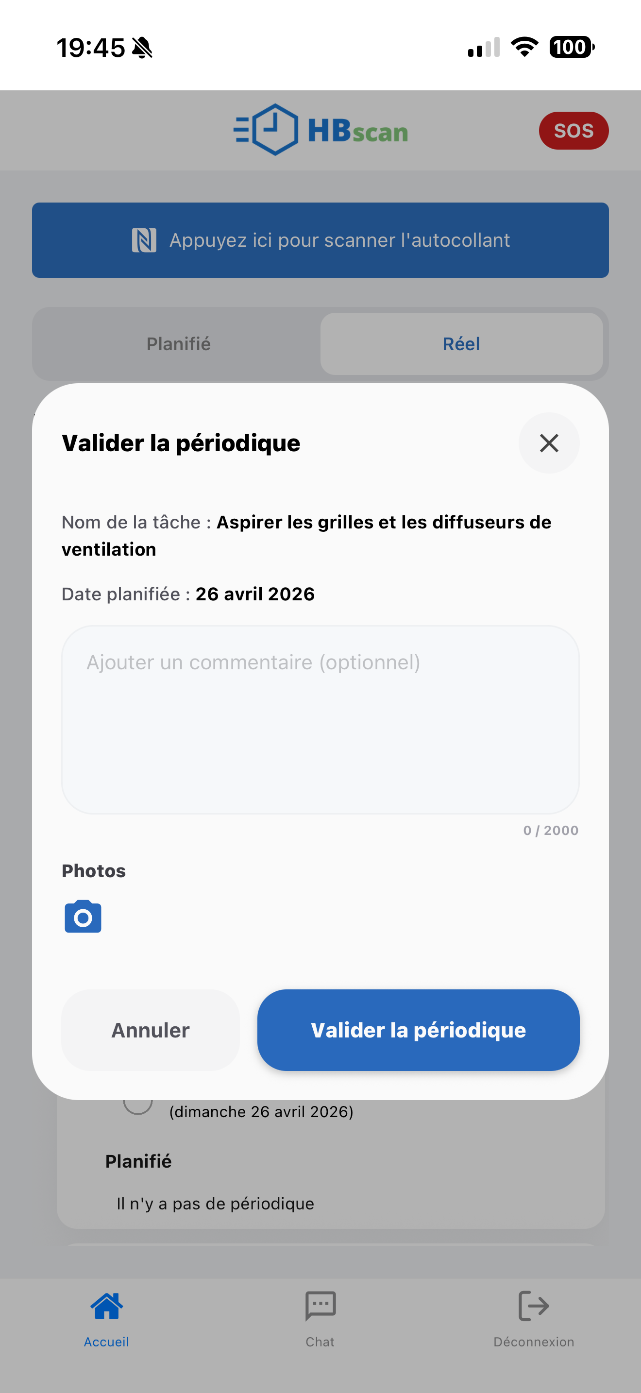Capture: modale « Valider le périodique » par-dessus la page d'accueil — Nom de la tâche « Aspirer les grilles et les diffuseurs de ventilation », Date planifiée « 26 avril 2026 », champ de commentaire optionnel (0/2000), bouton appareil photo bleu pour les Photos et boutons Annuler / Valider le périodique en bas.