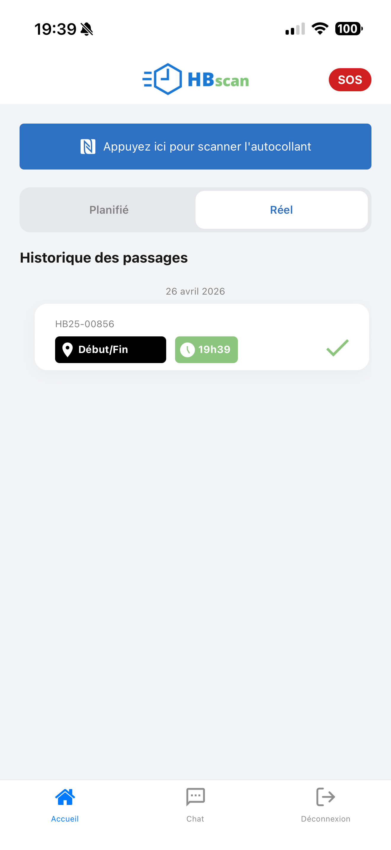 Capture: page d'accueil employé après le poinçon d'entrée — bouton bleu « Appuyez ici pour scanner l'autocollant », onglets Planifié/Réel et historique des passages avec une seule entrée Début/Fin marquée d'une coche verte.
