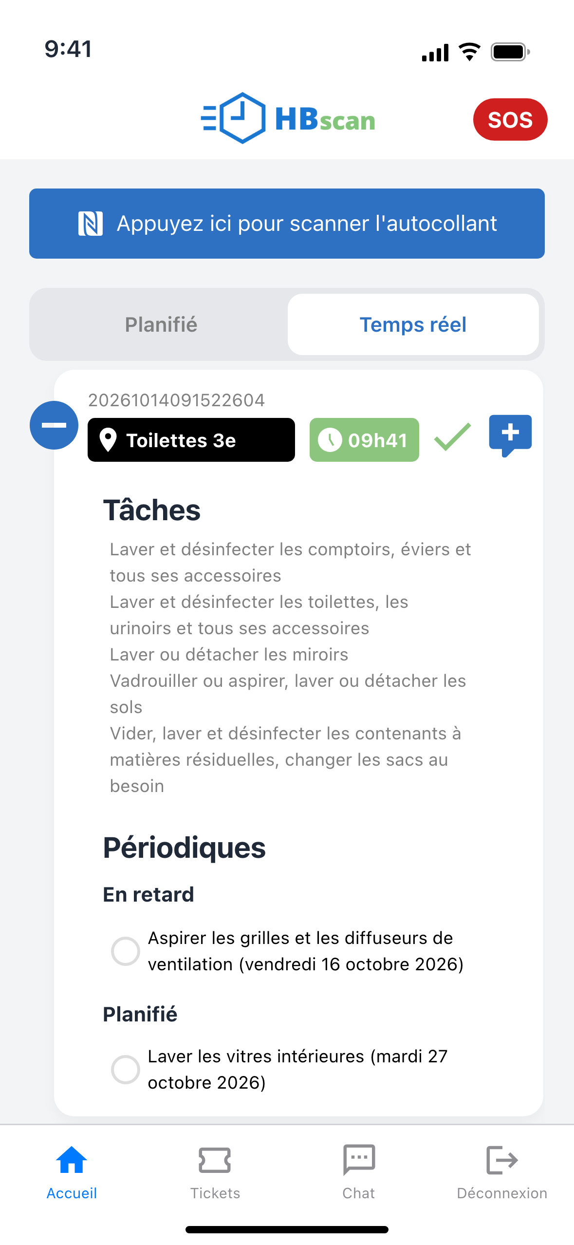 Capture: carte du local « Toilettes 3e » ouverte dans l'onglet « Temps réel »; cinq tâches du profil d'entretien sous « Tâches », puis sous « Périodiques » la rubrique « En retard » (Aspirer les grilles et les diffuseurs de ventilation, vendredi 16 octobre 2026) et la rubrique « Planifié » (Laver les vitres intérieures, mardi 27 octobre 2026).