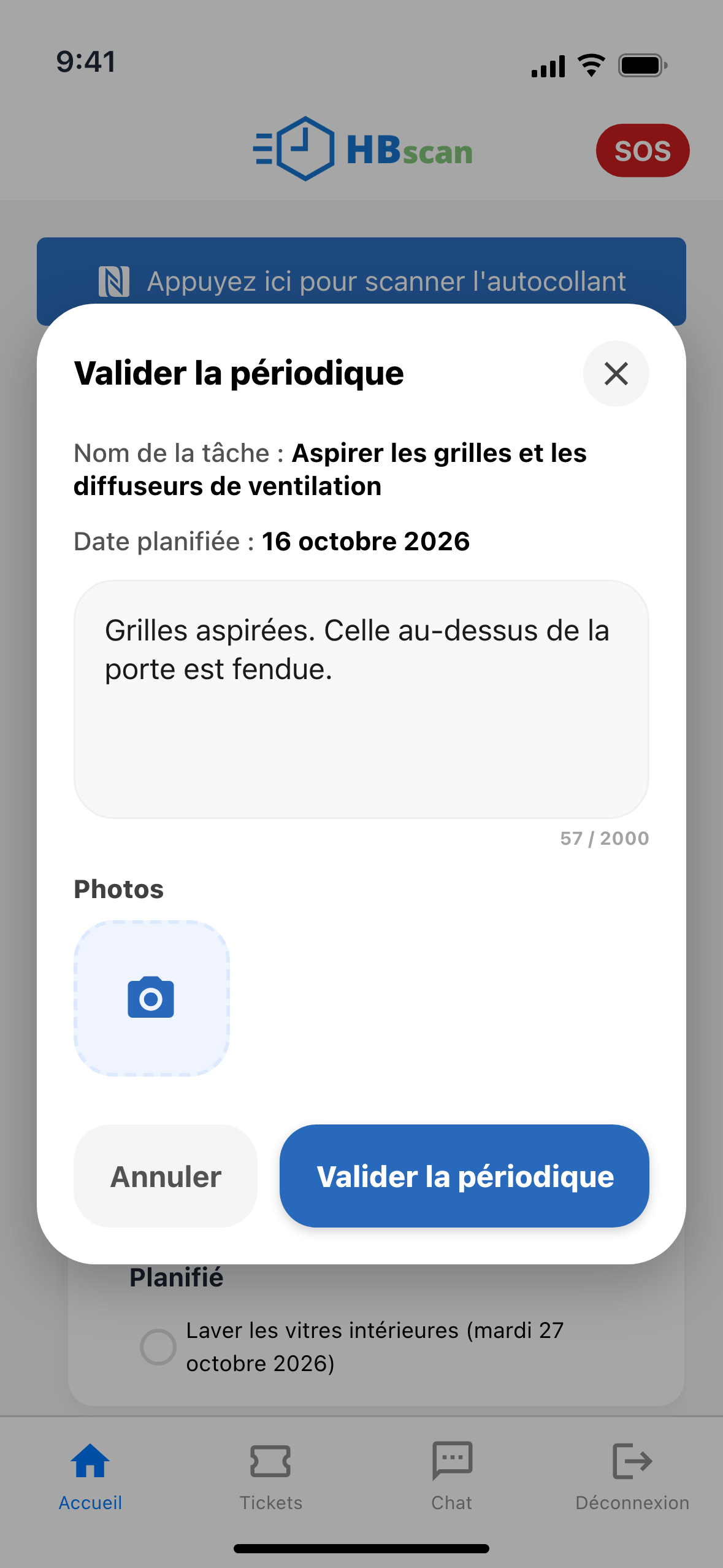 Capture: fenêtre « Valider la périodique » par-dessus la page d'accueil; Nom de la tâche « Aspirer les grilles et les diffuseurs de ventilation », Date planifiée « 16 octobre 2026 », commentaire saisi avec le compteur sur 2000, encadré de l'appareil photo sous « Photos » et boutons « Annuler » et « Valider la périodique ».
