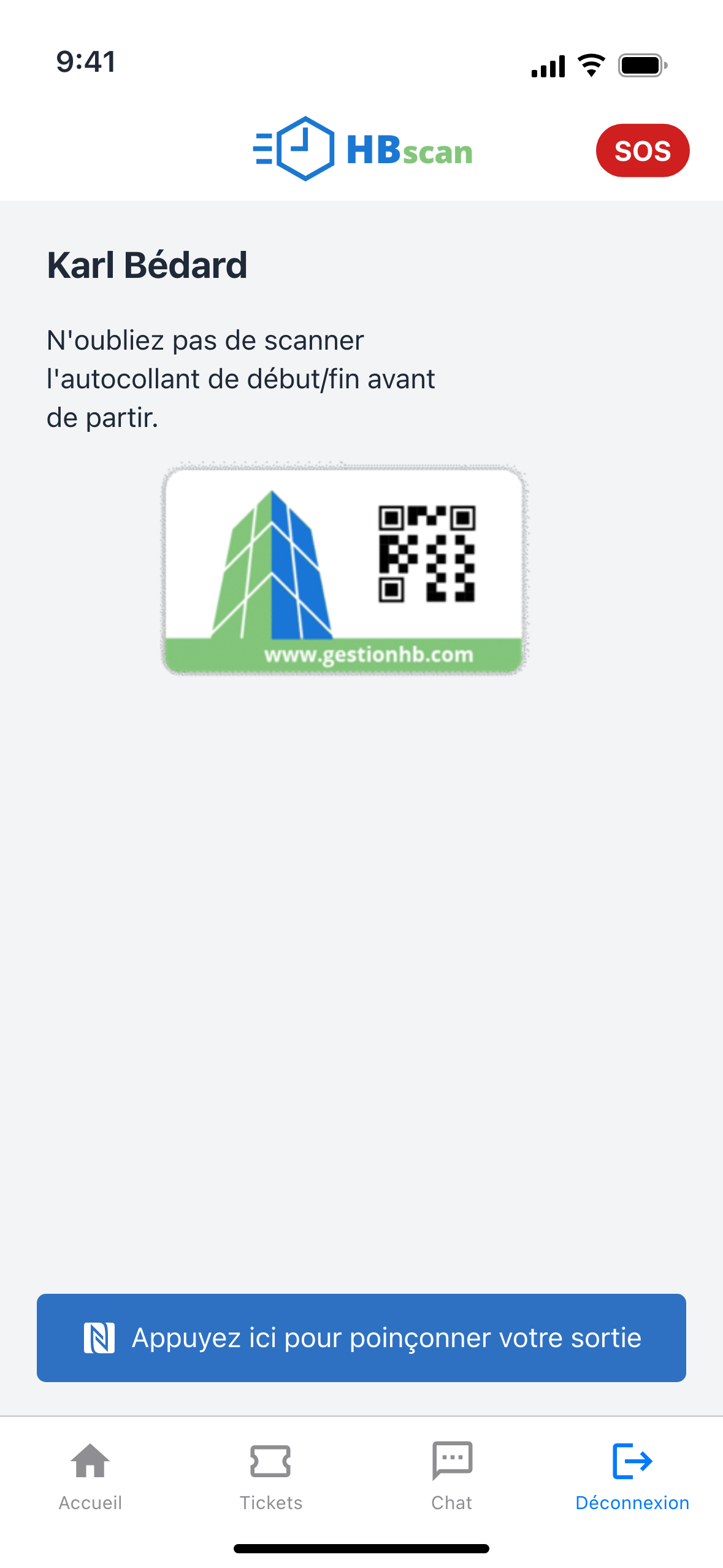 Capture: onglet « Déconnexion » sur iPhone; nom de l'employé, rappel « N'oubliez pas de scanner l'autocollant de début/fin avant de partir. », image de l'autocollant et bouton bleu « Appuyez ici pour poinçonner votre sortie », barre d'onglets Accueil, Tickets, Chat et Déconnexion.