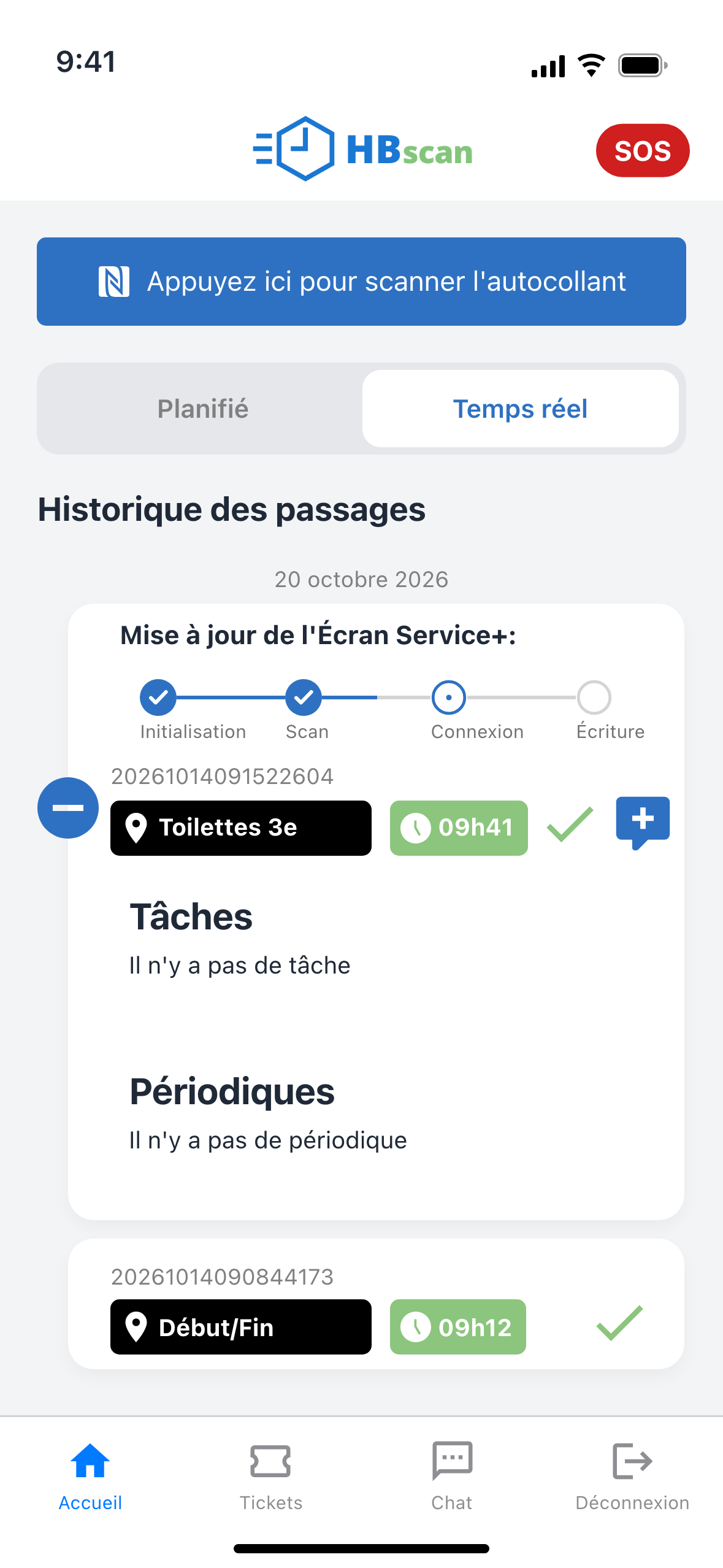Capture: carte d'historique du local « Toilettes 3e » ouverte en tête de l'historique; encadré « Mise à jour de l'Écran Service+: » avec Initialisation et Scan terminés en bleu, Connexion en cours et Écriture à venir.
