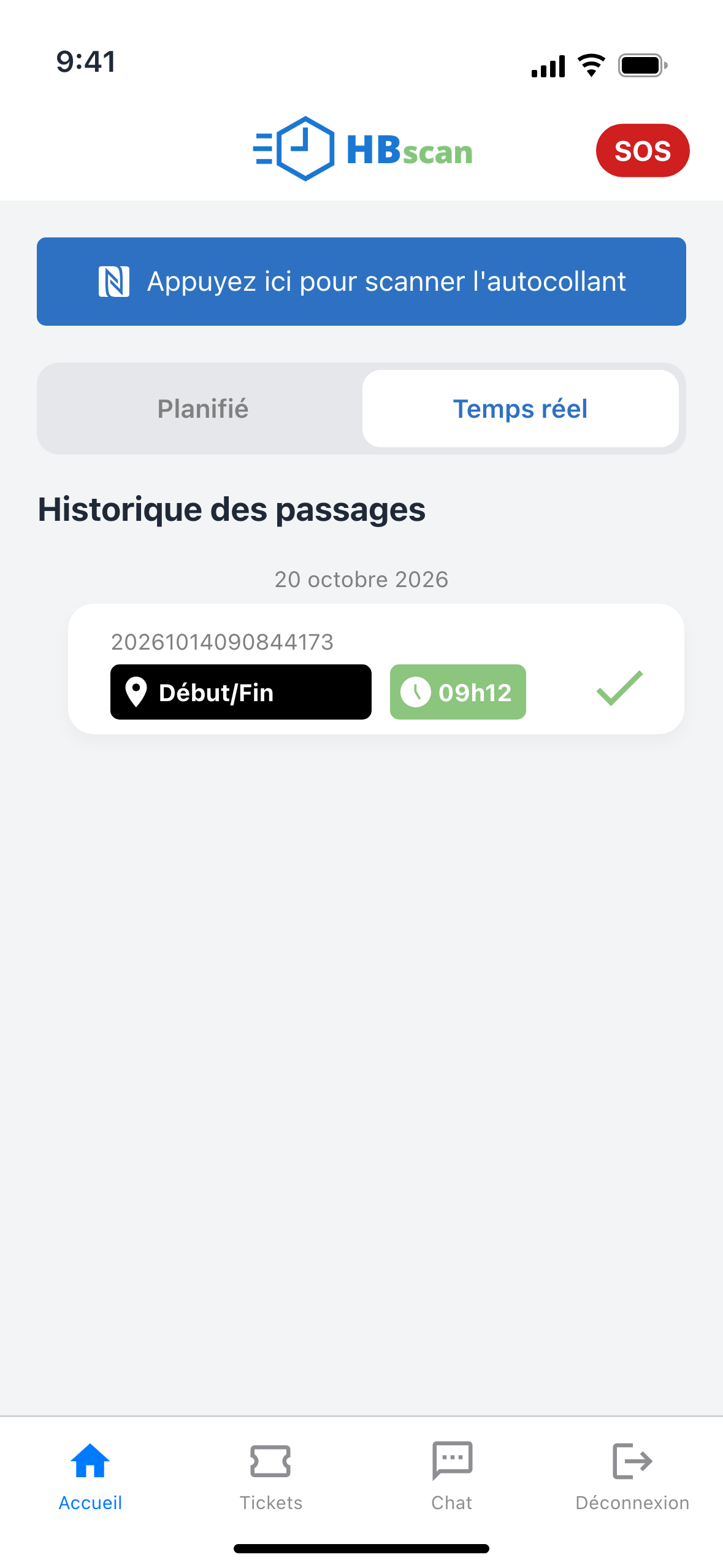 Capture: page d'accueil de l'employé sur iPhone; bouton bleu « Appuyez ici pour scanner l'autocollant », onglets « Planifié » et « Temps réel » (actif), titre « Historique des passages » et carte Début/Fin du quart, barre d'onglets Accueil, Tickets, Chat et Déconnexion.