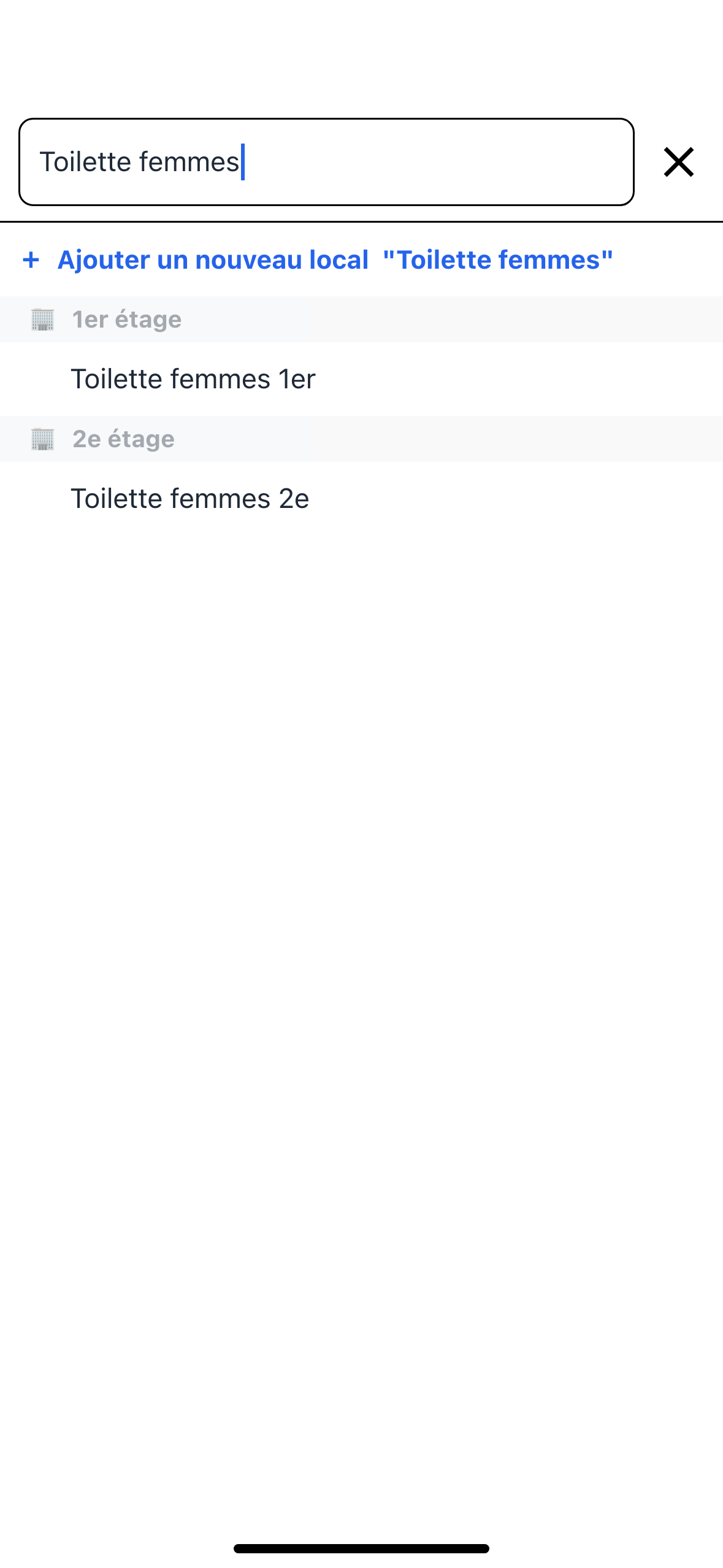 Capture: liste de recherche du champ Nom; texte « Toilette femmes » saisi, ligne « ＋ Ajouter un nouveau local » en tête, puis les locaux existants regroupés sous « 1er étage » et « 2e étage ».