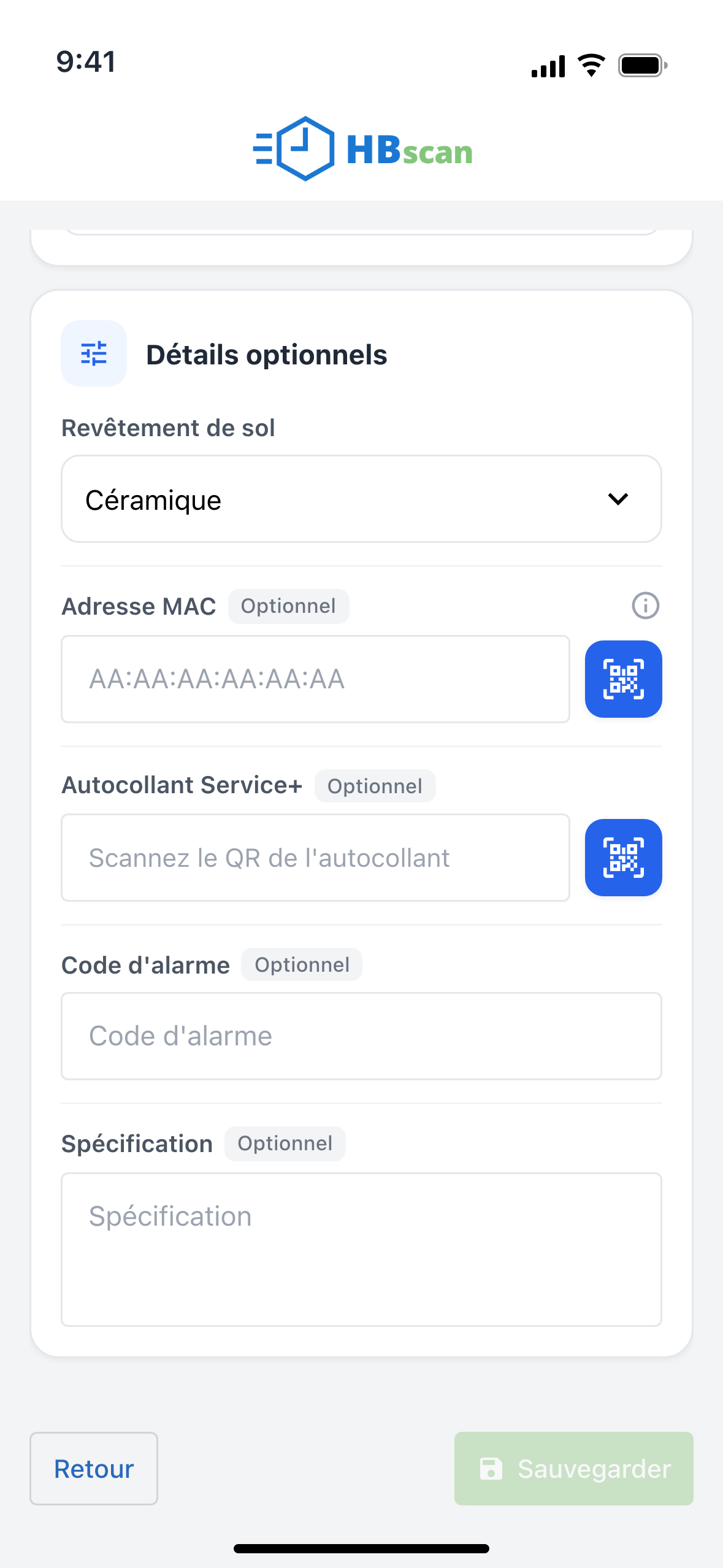 Capture: fiche d'un local ouverte par sa puce, défilée jusqu'aux « Détails optionnels »; champ « Autocollant Service+ » vide avec l'indication « Scannez le QR de l'autocollant » et le bouton bleu de lecture du code QR, bouton « Sauvegarder » grisé.