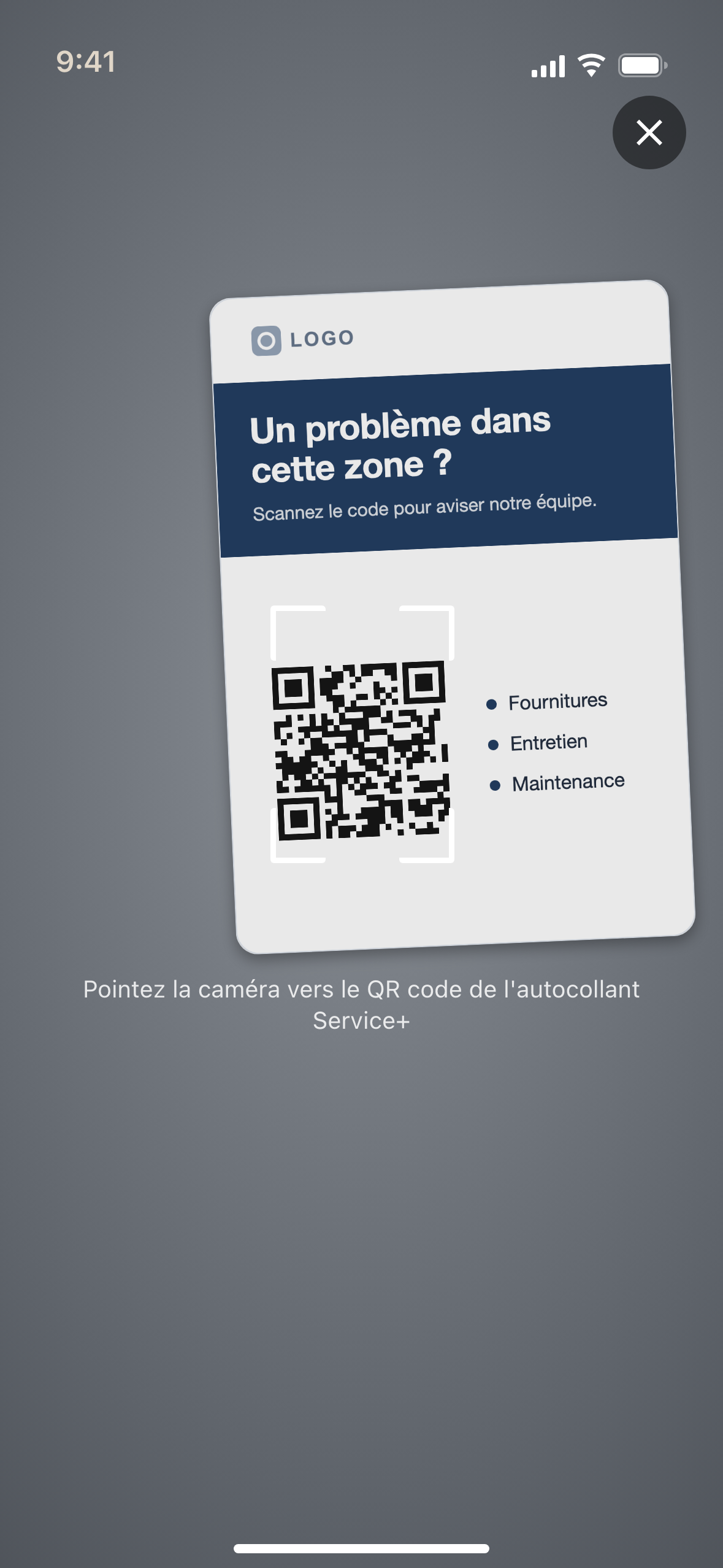 Capture: caméra plein écran de HBscan pointée sur un autocollant de plainte générique; cadre de visée au centre, consigne « Pointez la caméra vers le QR code de l'autocollant Service+ » et bouton X pour fermer.