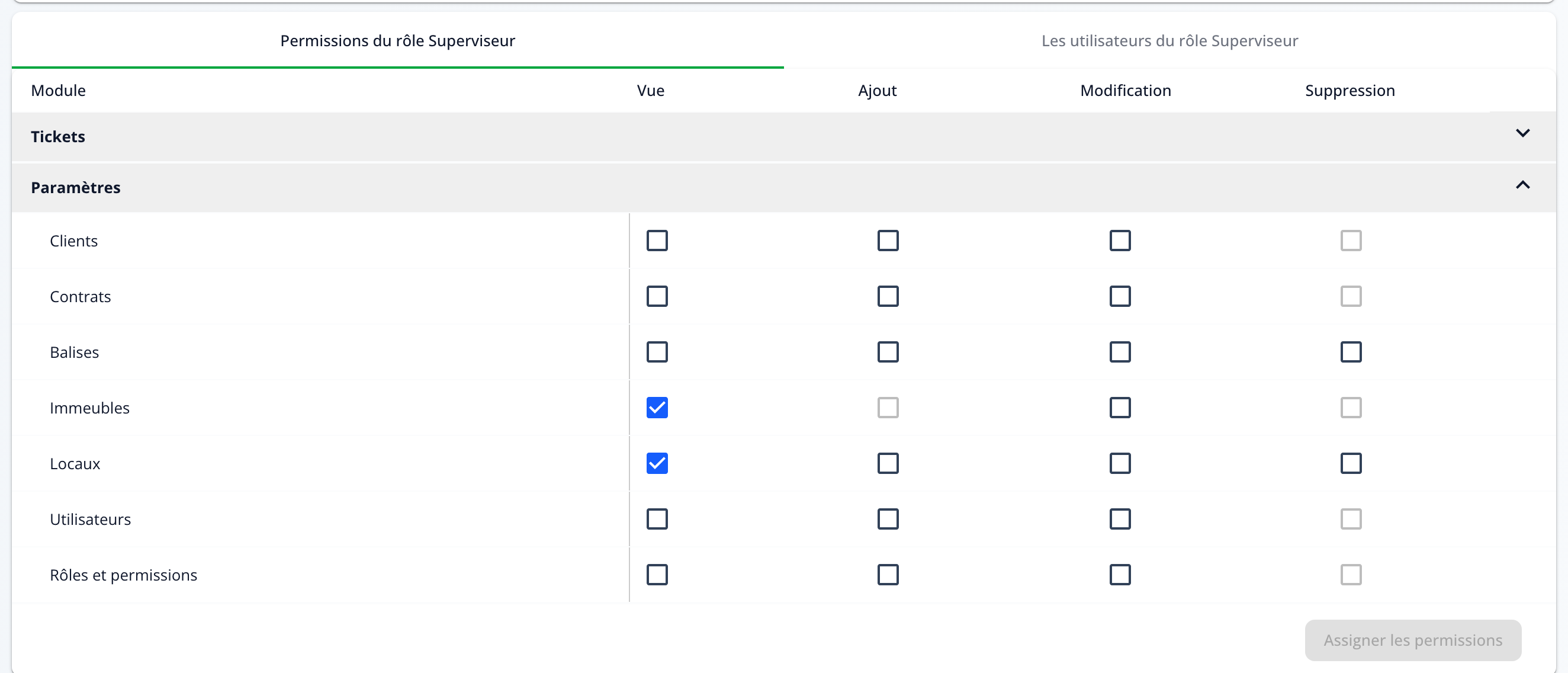 Capture : un gestionnaire modifie le rôle Superviseur; seules les catégories Tickets et Paramètres s'affichent et les cases des permissions qu'il n'a pas sont grisées.