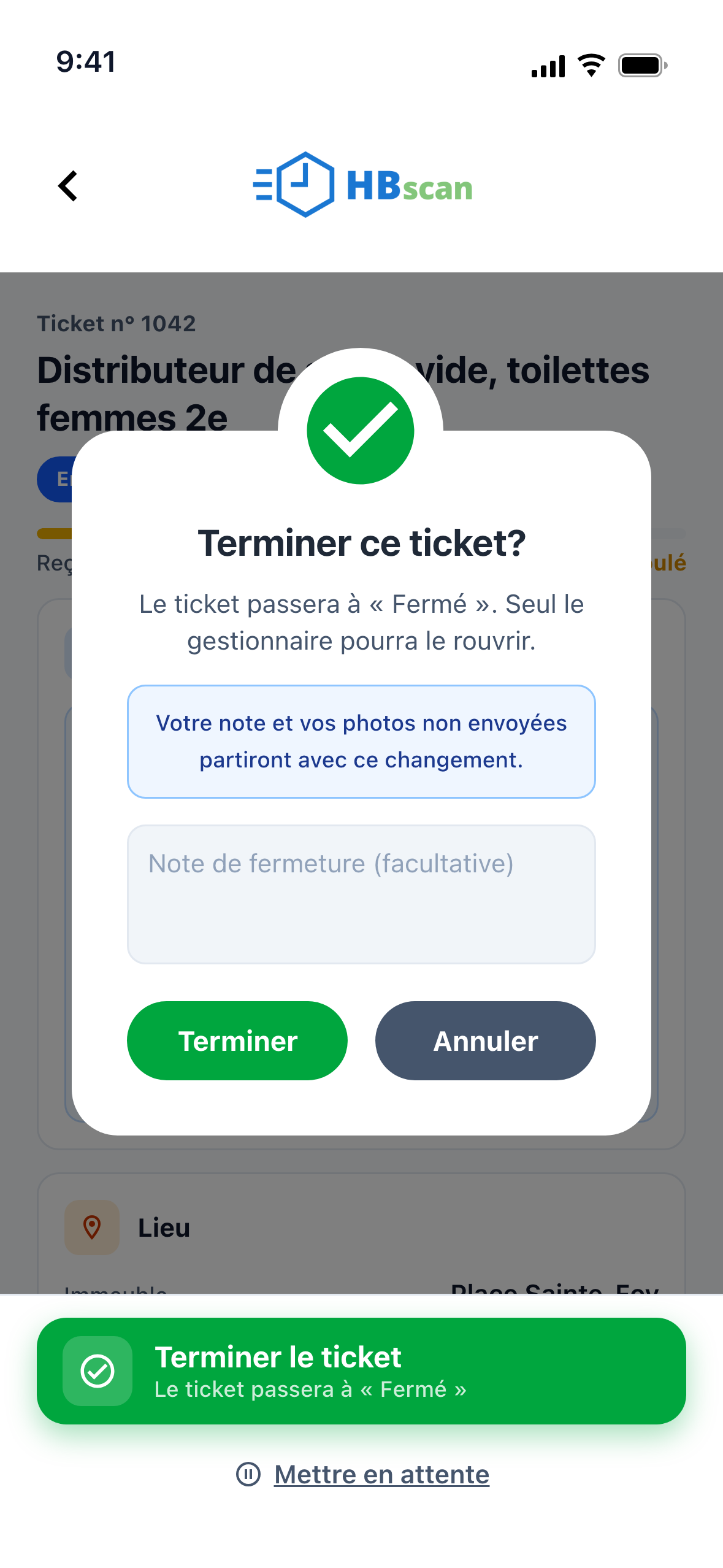 Capture: dialogue « Terminer ce ticket? » par-dessus la fiche; texte « Le ticket passera à « Fermé ». Seul le gestionnaire pourra le rouvrir. », avis bleu sur la note non envoyée, champ « Note de fermeture (facultative) » et boutons « Terminer » (vert) et « Annuler ».
