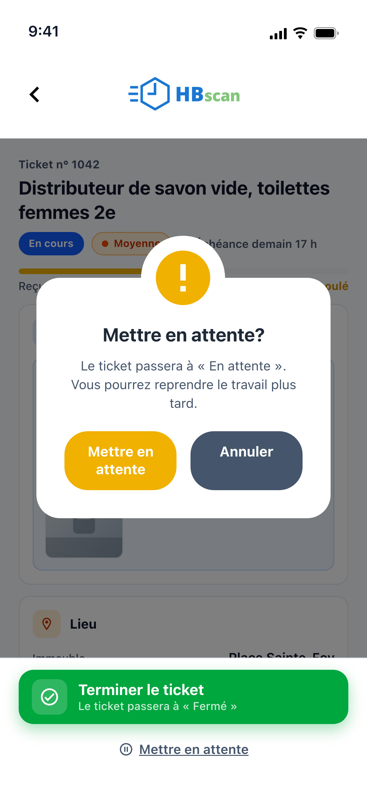 Capture: dialogue « Mettre en attente? » par-dessus la fiche; texte « Le ticket passera à « En attente ». Vous pourrez reprendre le travail plus tard. » et boutons « Mettre en attente » (jaune) et « Annuler ».