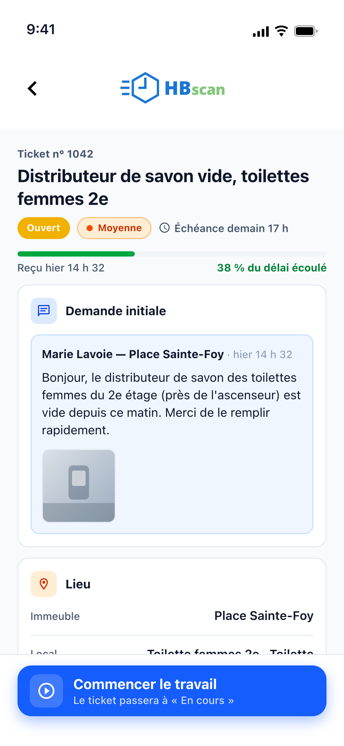 Capture: haut de la fiche d'un ticket dans l'application; « Ticket n° 1042 », titre, pastilles « Ouvert » et « Moyenne », « Échéance demain 17 h », barre SLA verte avec « Reçu hier 14 h 32 » et « 38 % du délai écoulé », section « Demande initiale » avec le message du demandeur et une photo, début de la section « Lieu », puis le bouton bleu « Commencer le travail » en bas de l'écran.