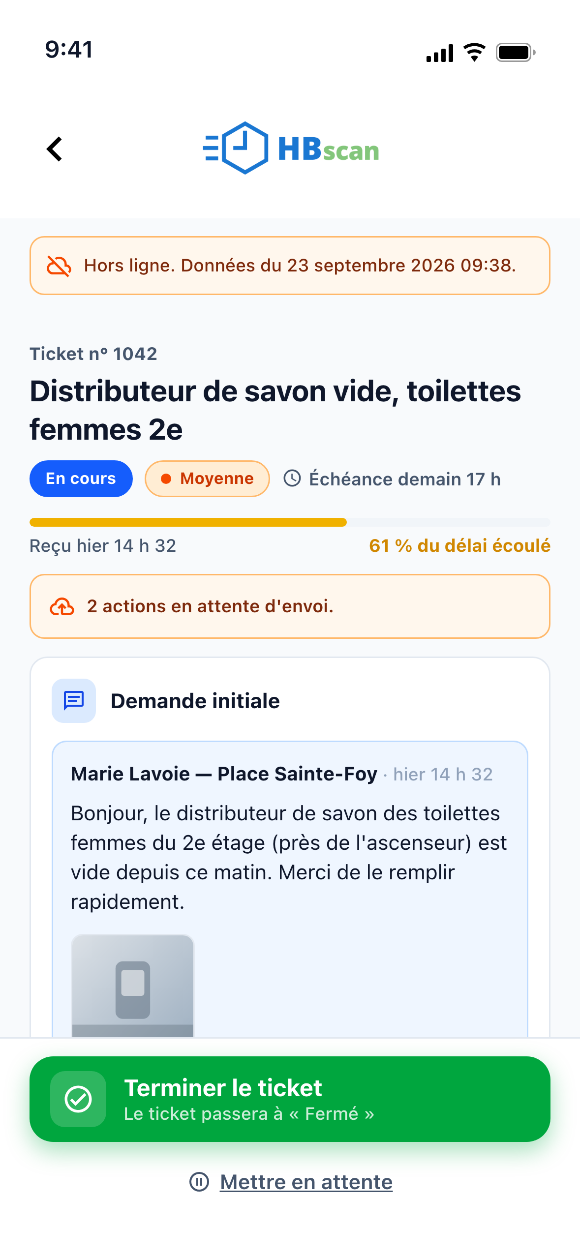 Capture: fiche d'un ticket hors ligne; bannière orange « Hors ligne », encart « 2 actions en attente d'envoi. » sous l'en-tête et bouton « Terminer le ticket » toujours disponible en bas.