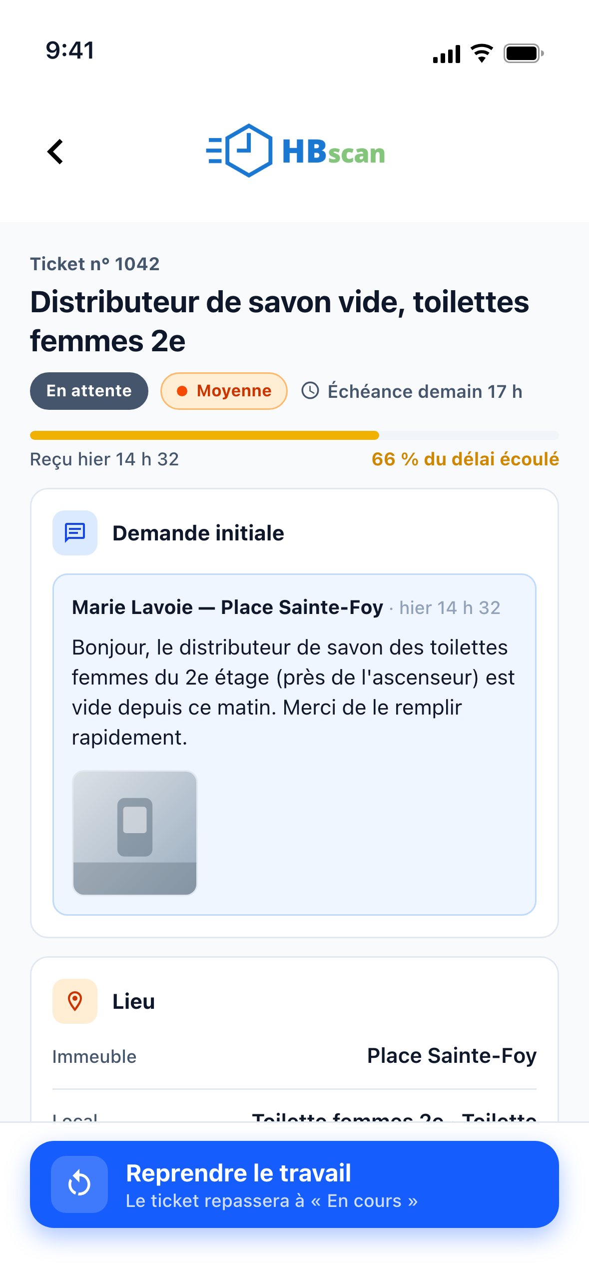Capture: fiche d'un ticket « En attente »; barre SLA jaune à 66 % du délai et bouton bleu « Reprendre le travail » en bas de l'écran.