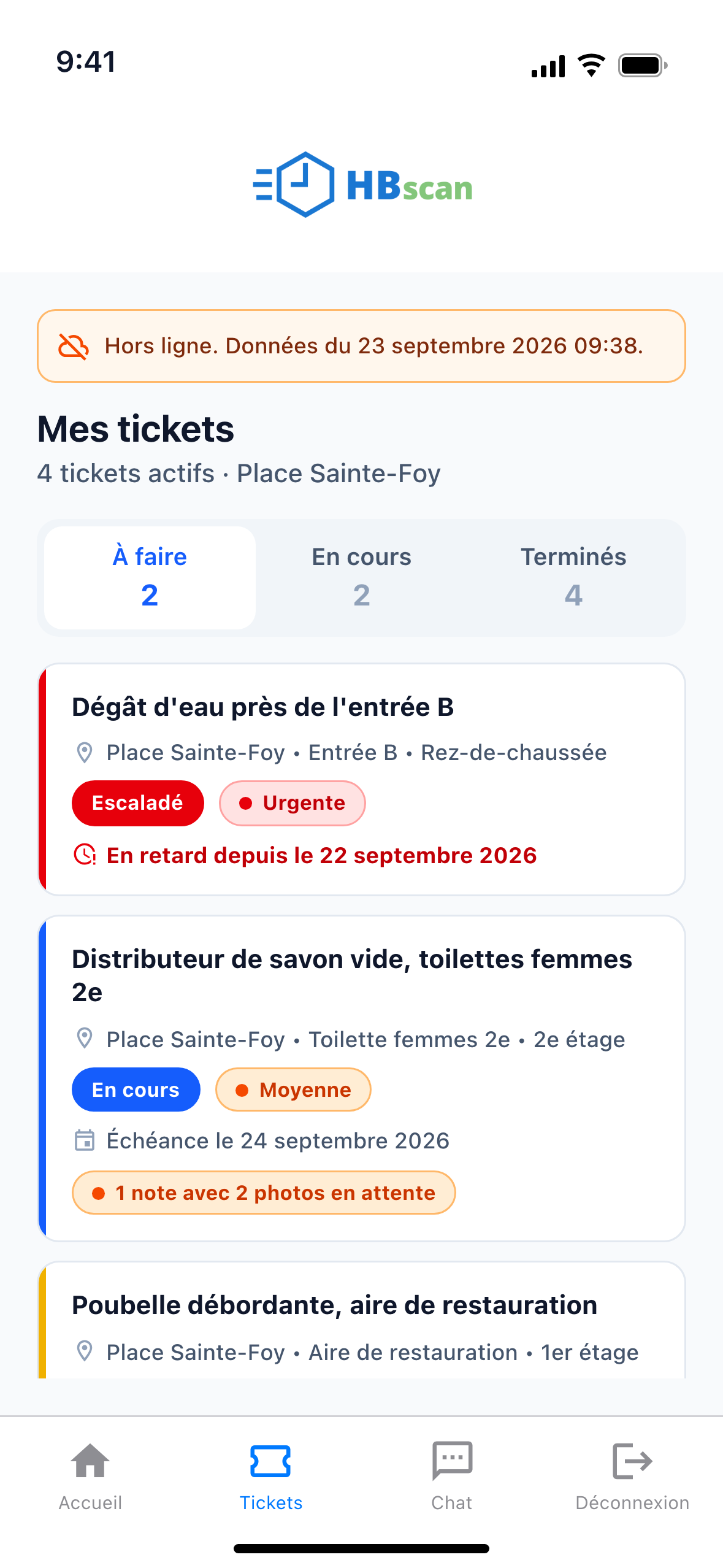 Capture: onglet Tickets hors ligne; bannière orange « Hors ligne. Données du 23 septembre 2026 09:38. » au-dessus du titre, et cartes portant les pastilles orange « 1 note avec 2 photos en attente » et « 1 changement de statut en attente ».