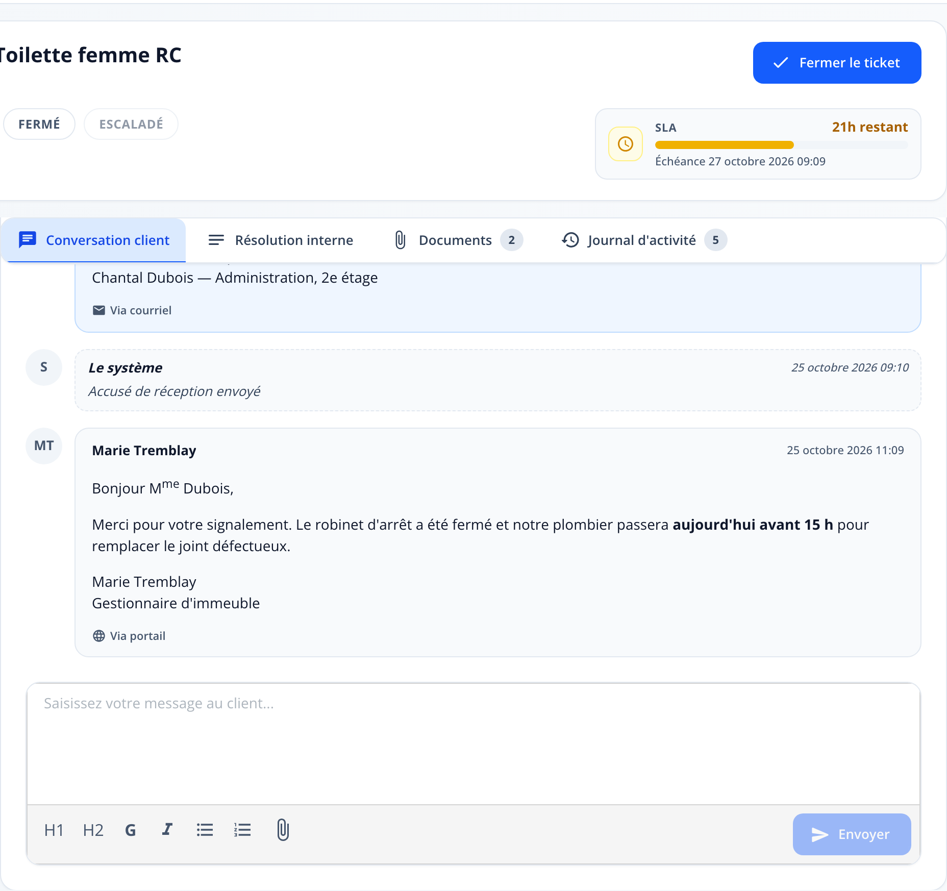 Capture: section « Conversation client »; courriel entrant du demandeur (Via courriel), mention « Accusé de réception envoyé », réponse de l'équipe et éditeur de message avec bouton « Envoyer ».